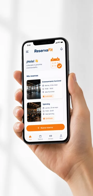 Mano sujetando un móvil con ReservaFit abierto